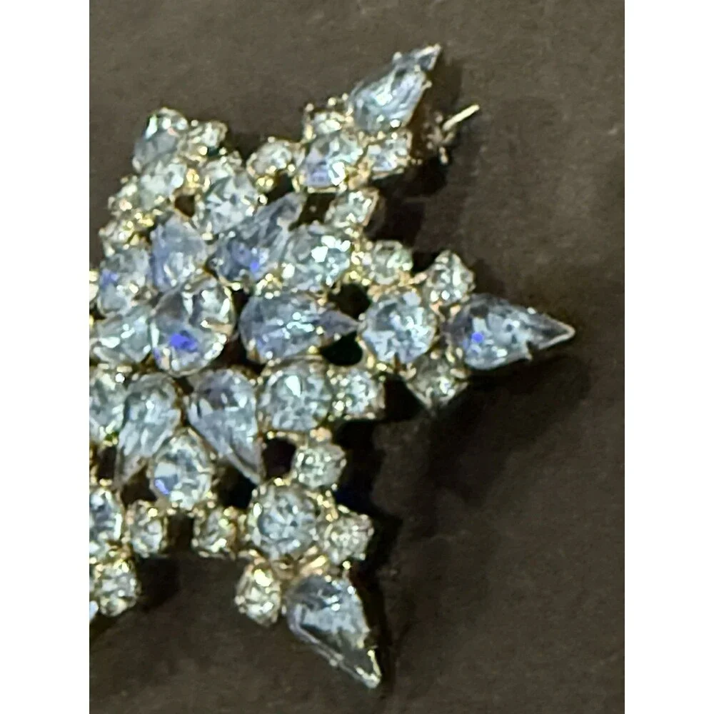 Vintage Light Blue Rhinestone Snowflake Brooch Pin Silver Tone Starburst 2